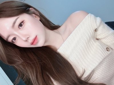 후기 모델 — 흰 니트 차림으로 누워 찍은 셀카 여성