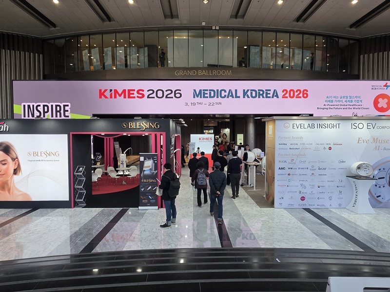 KIMES 2026 · MEDICAL KOREA 2026 행사장 입구(그랜드볼룸 앞 전시 부스)