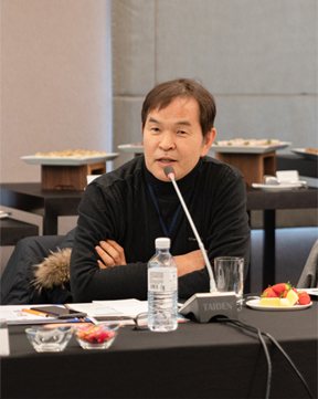 회의 탁자에서 마이크로 말하는 의사