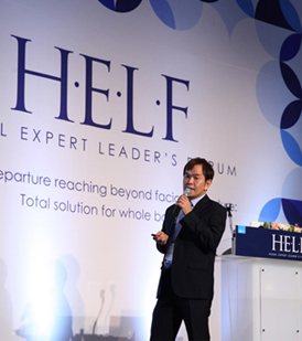 2014 휴젤파마 H.E.L.F 학회 무대에서 마이크를 든 강연자