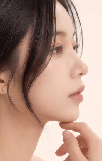 이중턱 근육묶기 — 손가락을 턱에 댄 여성 옆얼굴