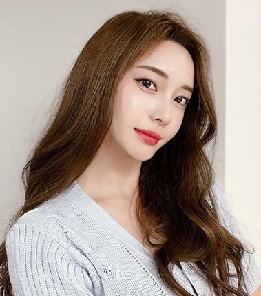 후기 모델 — 연하늘 니트의 긴 웨이브 머리 여성