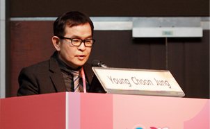 연단에서 강연하는 의사(이름표 Young Choon Jung)
